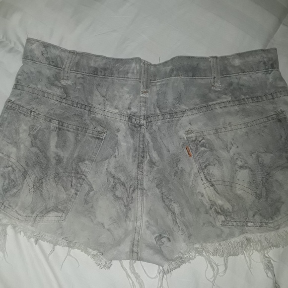 High waisted super- distressed Levi shorts - Picture 3 of 4